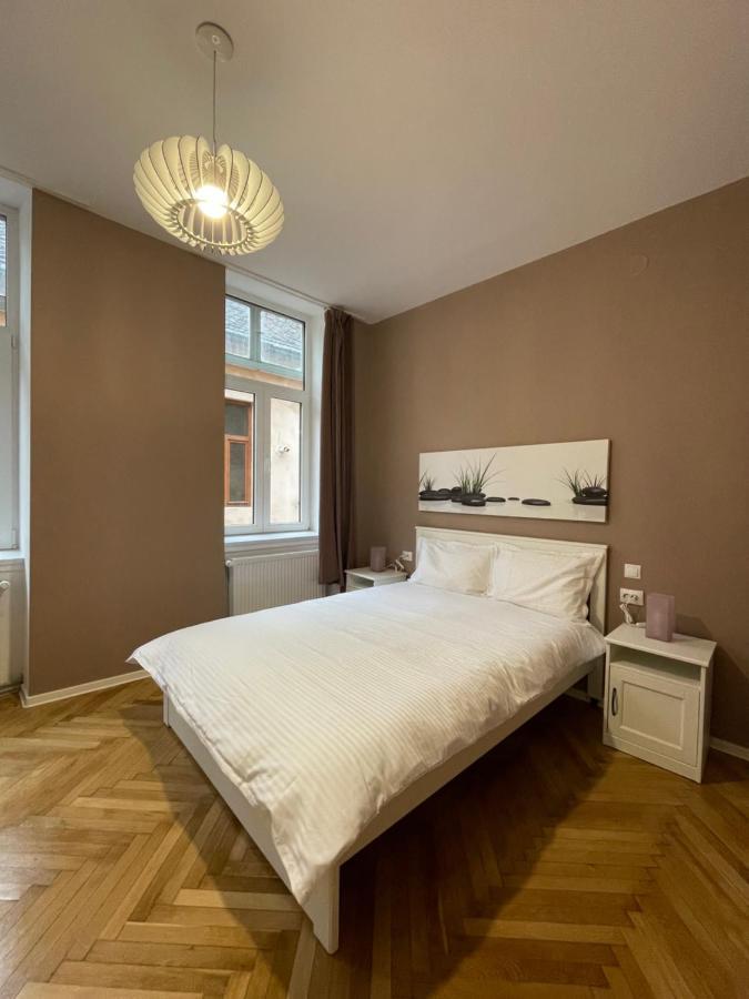 Schei Central Studios In The Heart Of Brasov Luaran gambar